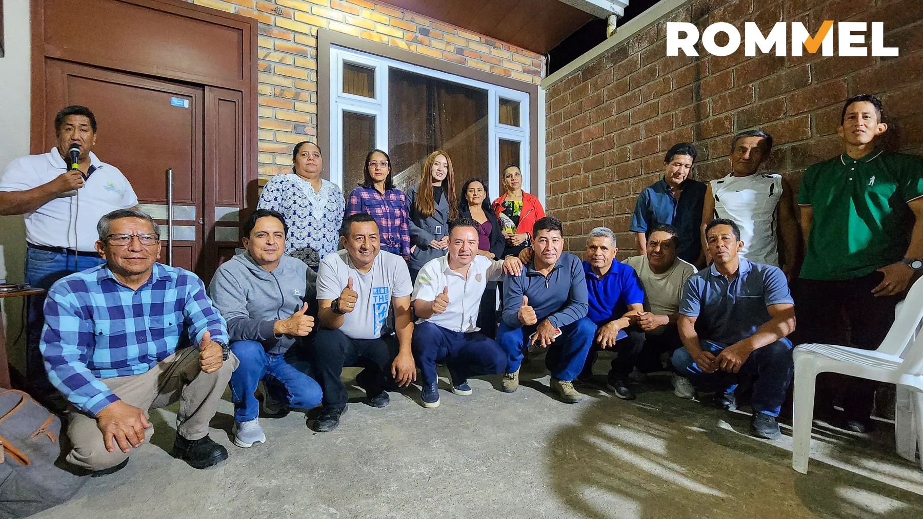 Grupo de vecinos reunidos con Rommel Durán en una vivienda