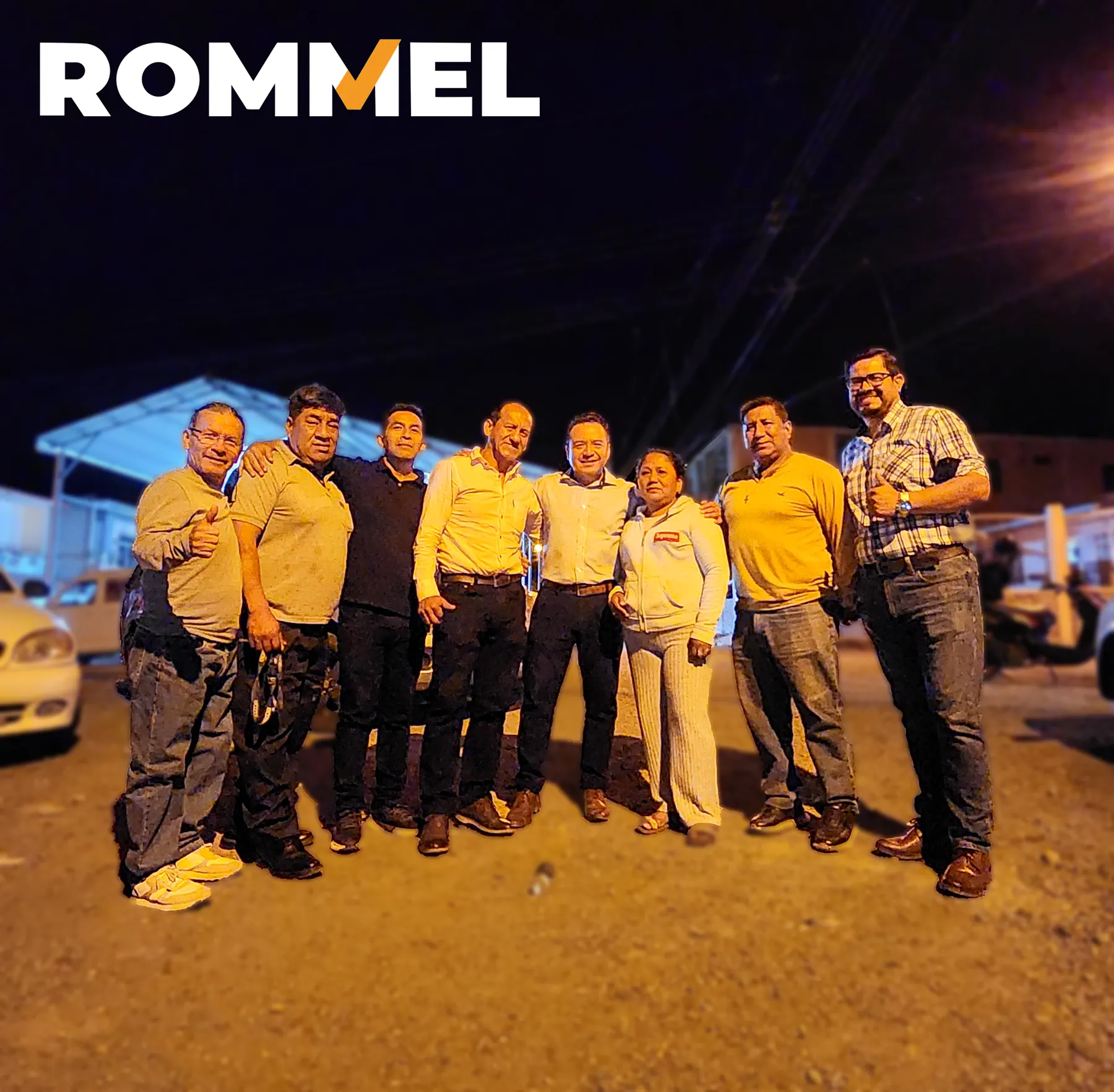 Equipo de trabajo reunido durante una actividad nocturna