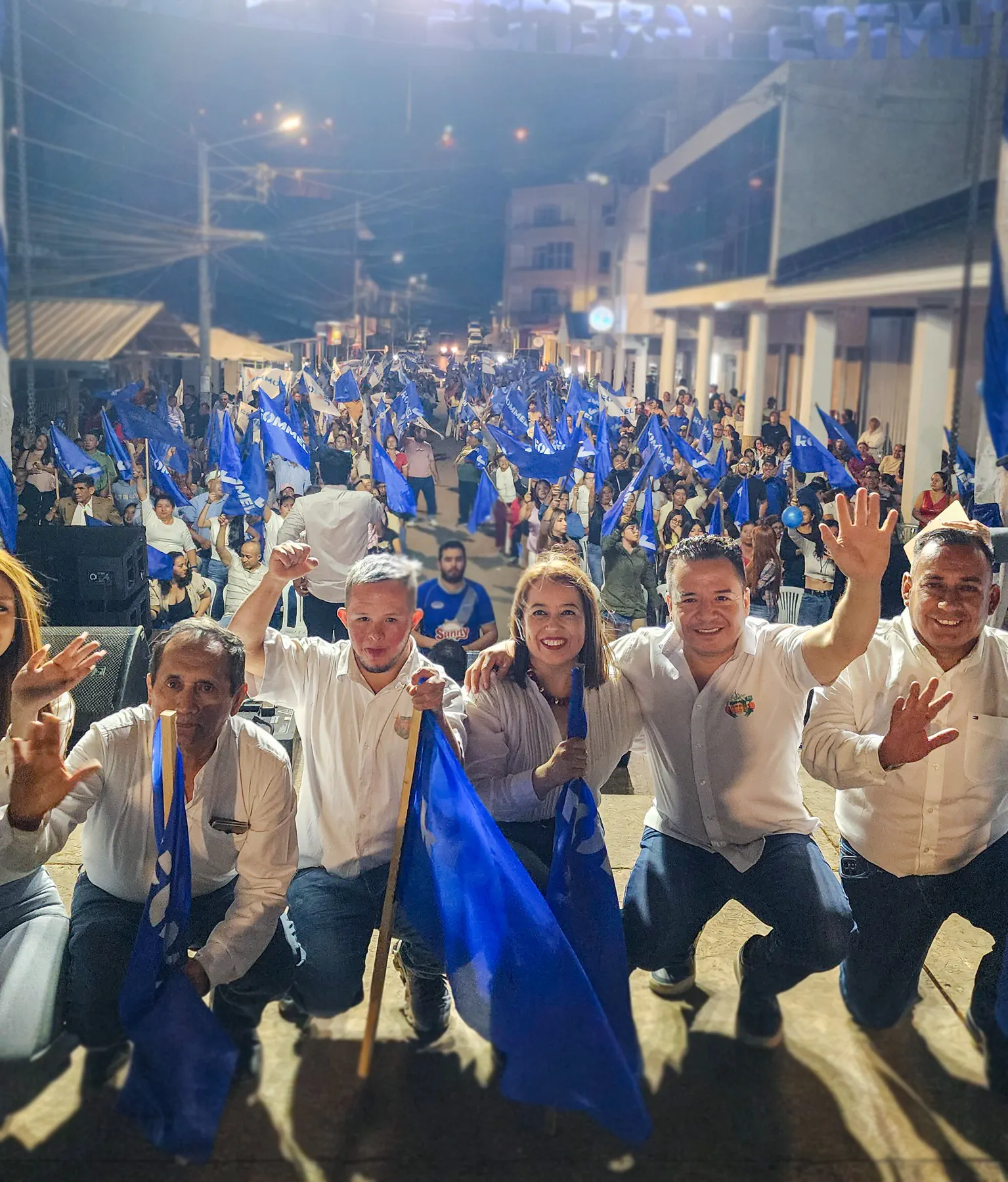 Equipo de Catamayo Unido celebrando con banderas azules junto a la ciudadanía
