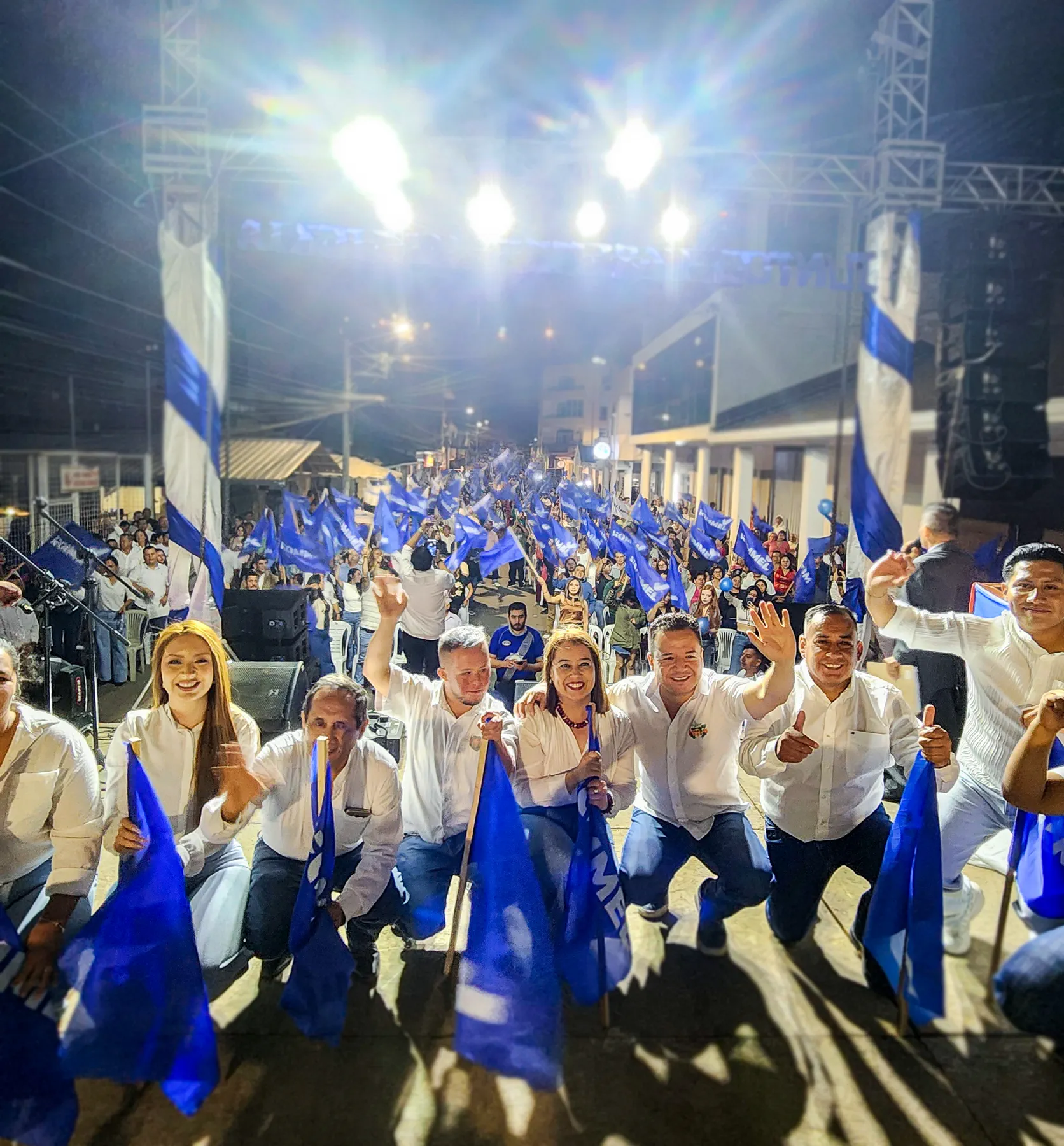 Fotografía grupal de simpatizantes y dirigentes entre banderas de Catamayo Unido