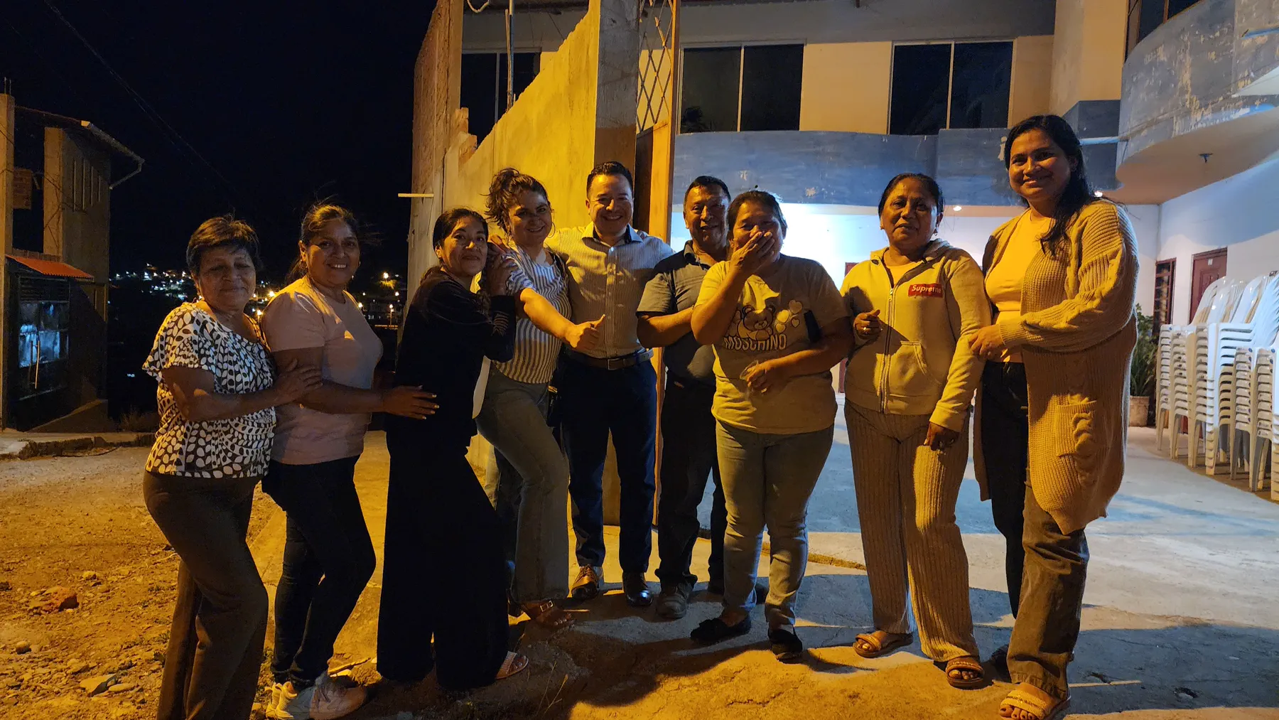 Grupo de mujeres reunidas durante una actividad comunitaria nocturna