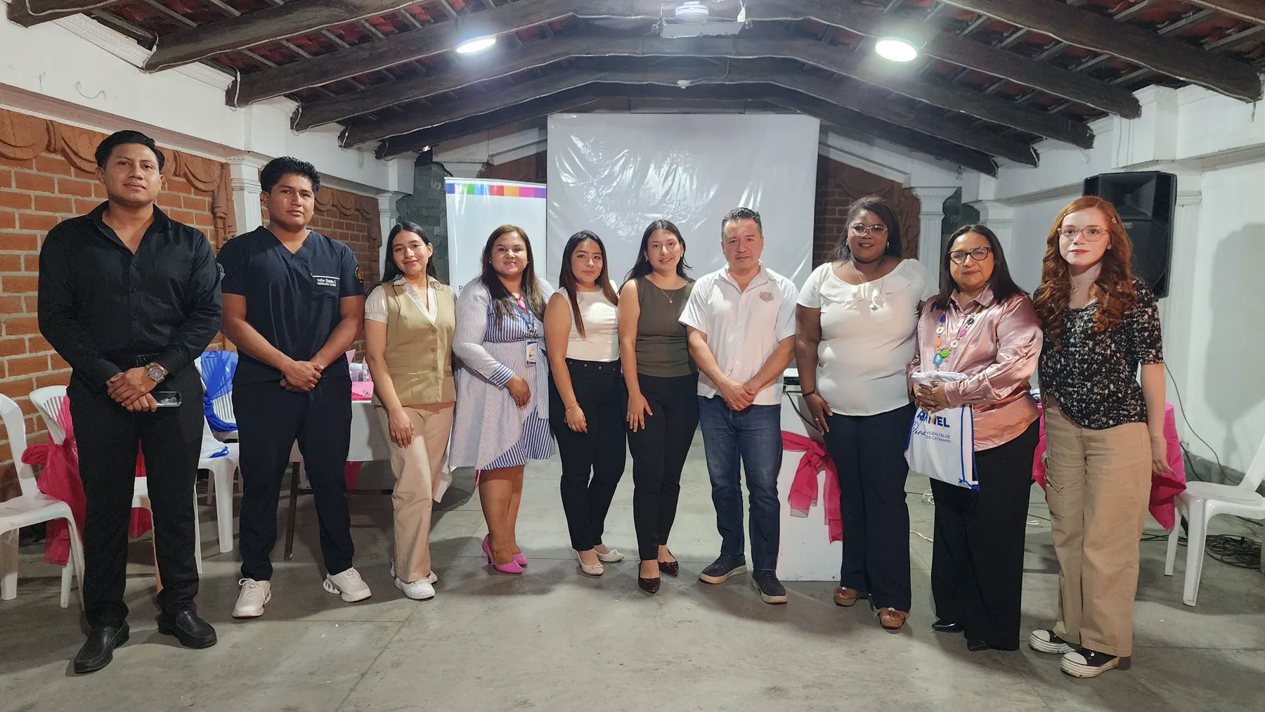 Grupo de asistentes y organizadores posando al finalizar una actividad