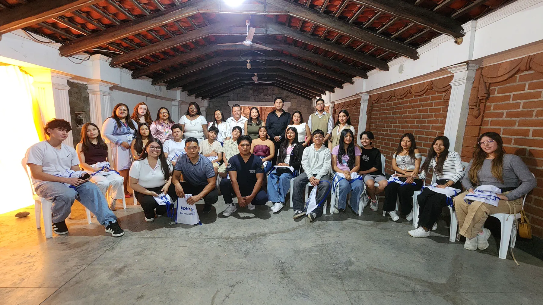 Familias, jóvenes y adultos reunidos en un encuentro comunitario