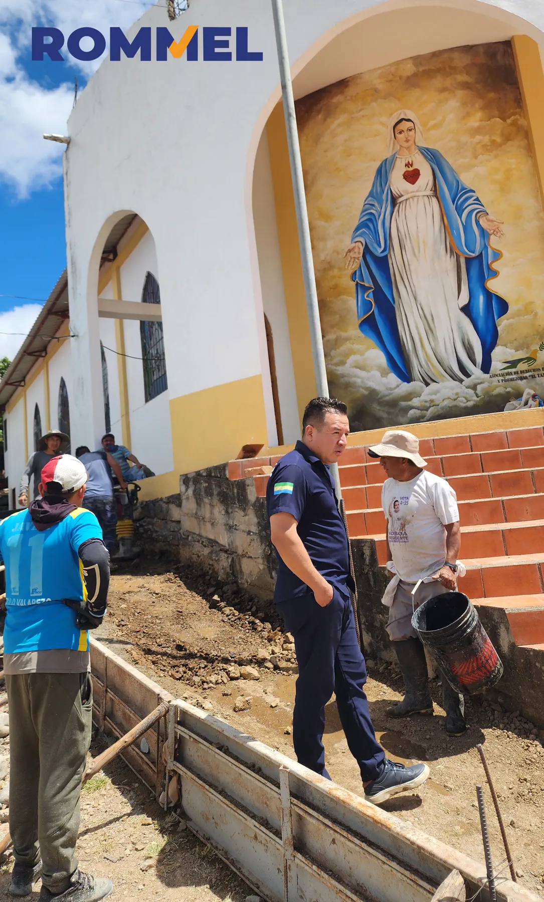 Jornada de trabajo comunitario junto a una iglesia de Catamayo
