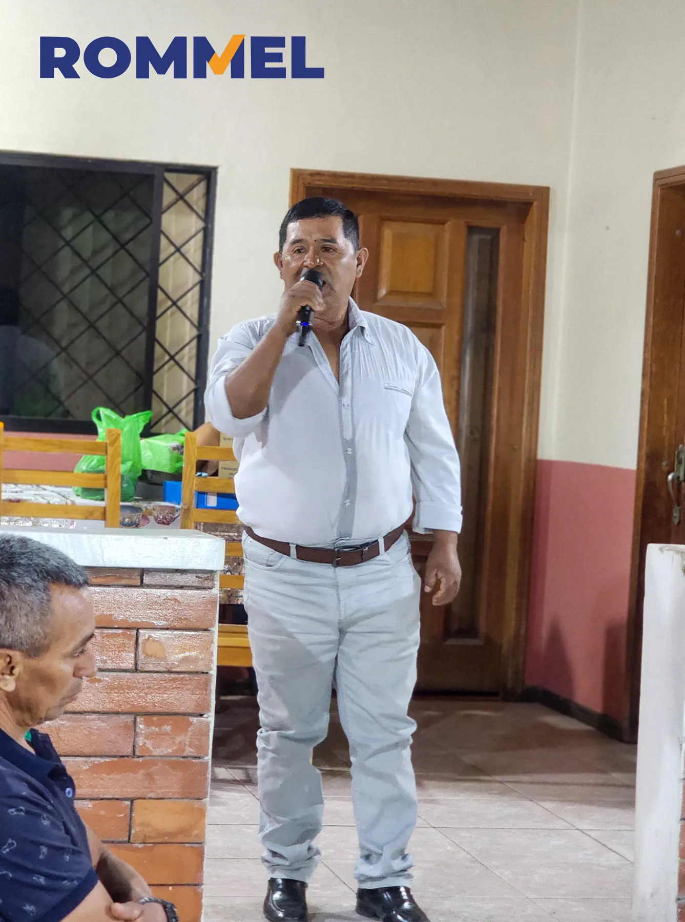Rommel Durán dirigiéndose a la ciudadanía con un micrófono