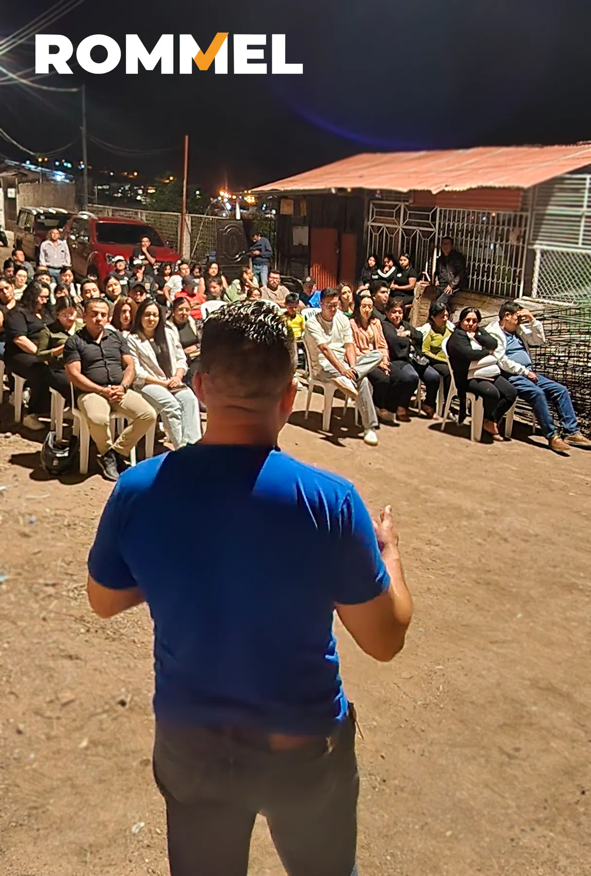 Dirigente comunitario hablando frente a un grupo de asistentes