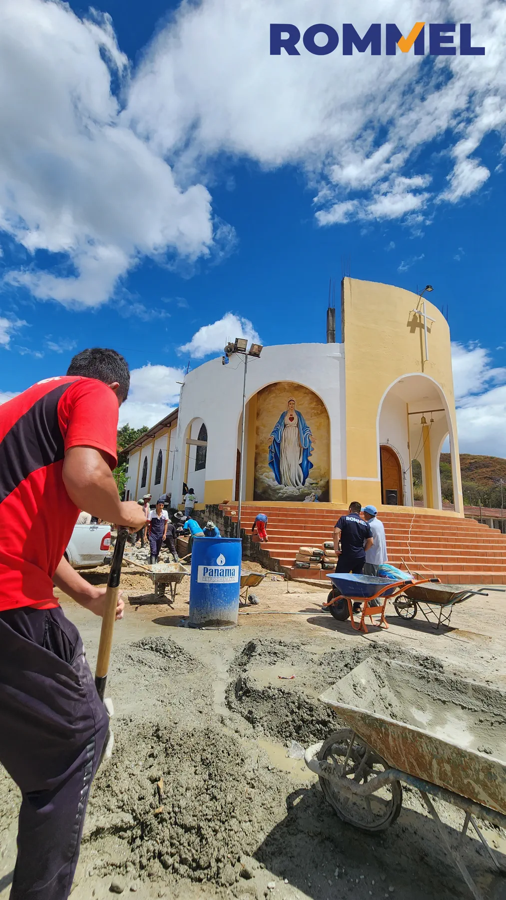 Participantes realizando una labor comunitaria frente a una iglesia