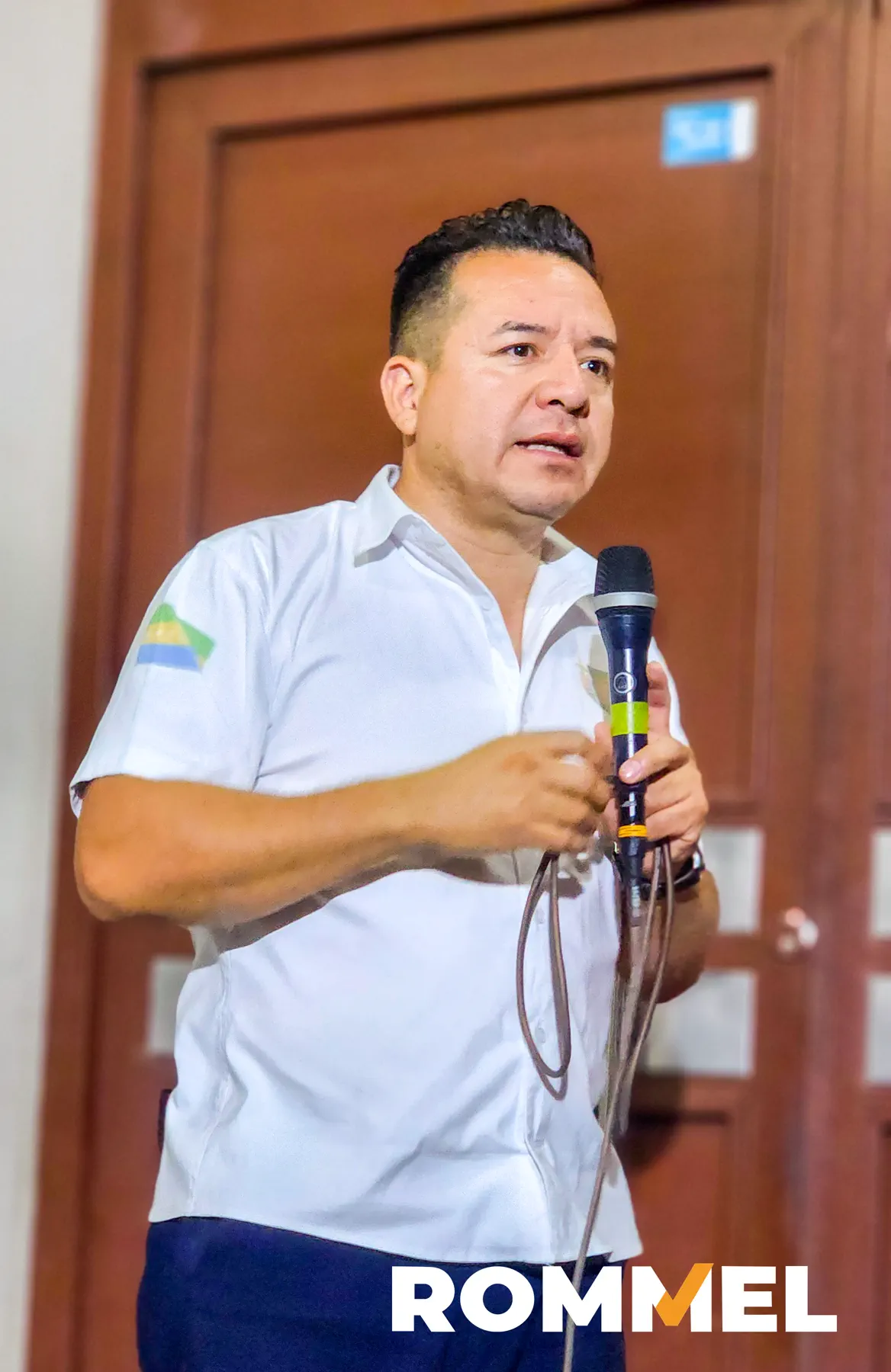 Rommel Durán hablando con micrófono durante una actividad comunitaria