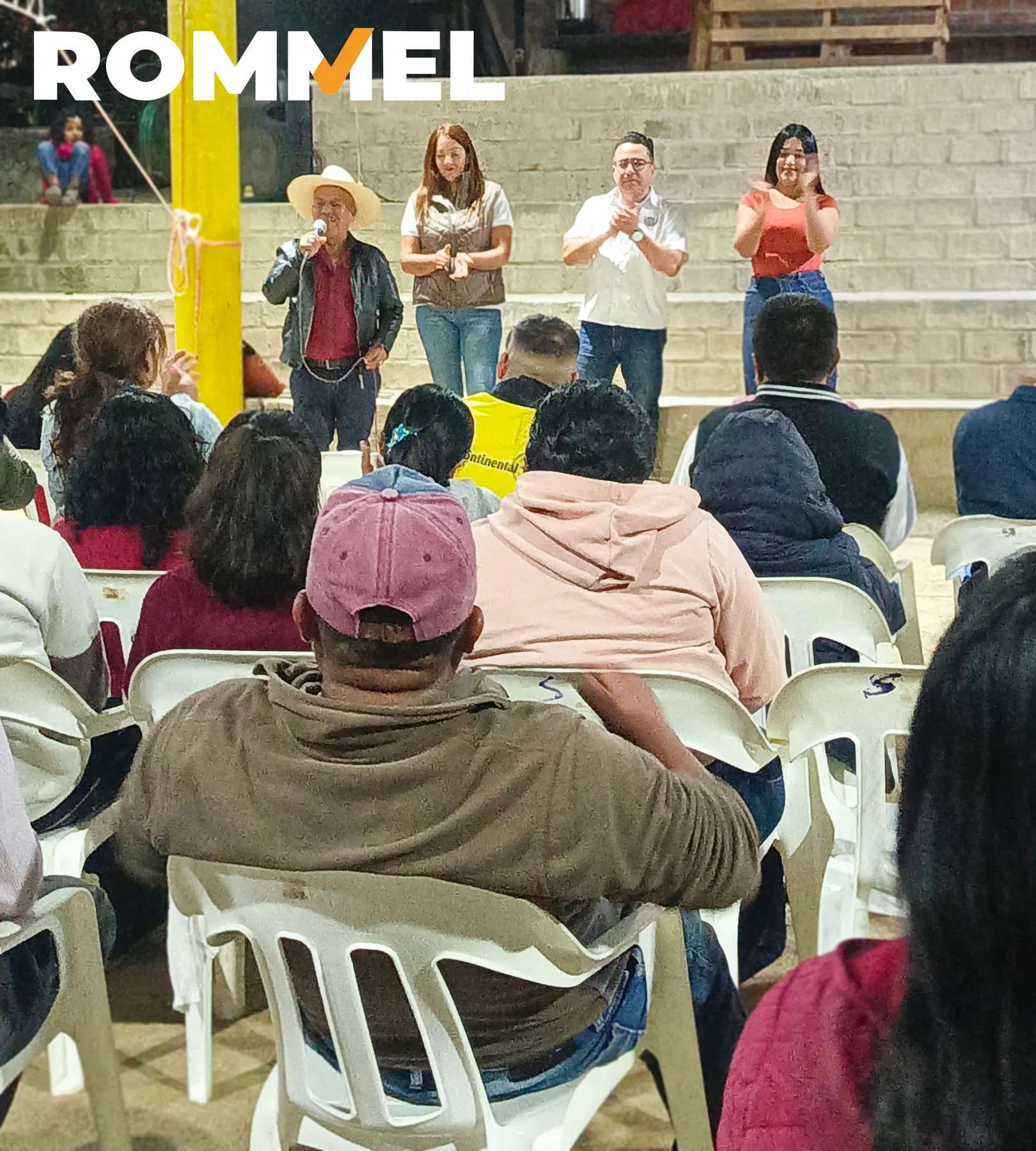 Asistentes observando una exposición durante una reunión vecinal