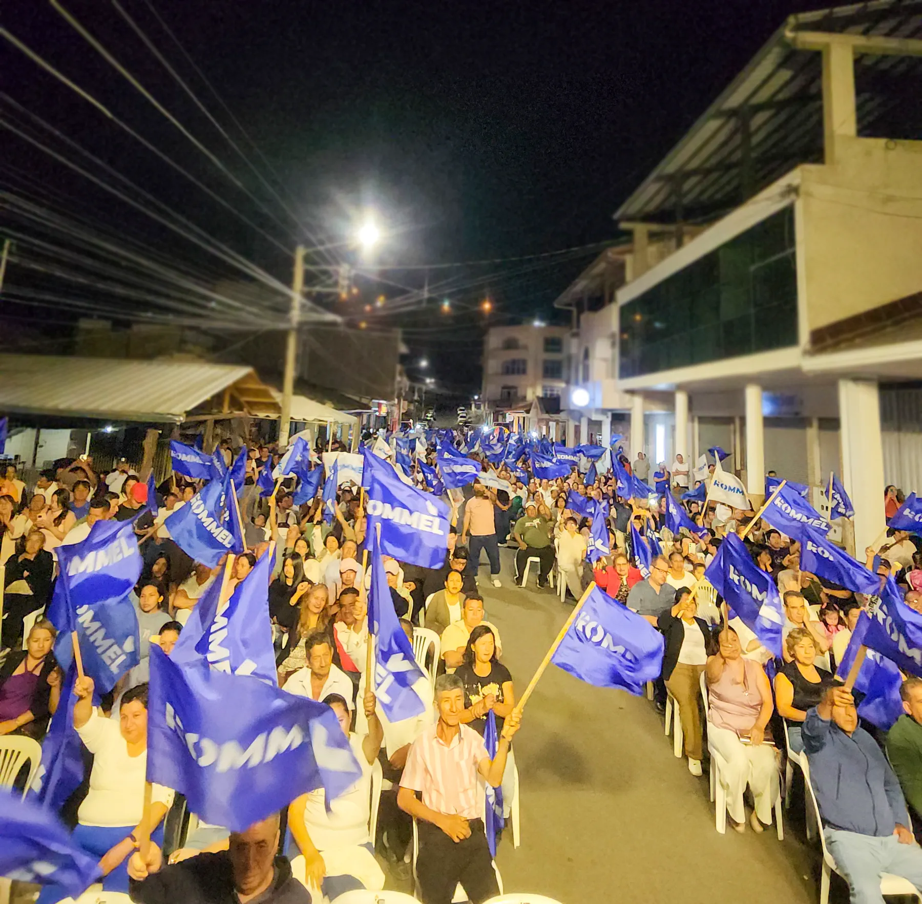 Multitud ondeando banderas azules durante un encuentro de Catamayo Unido