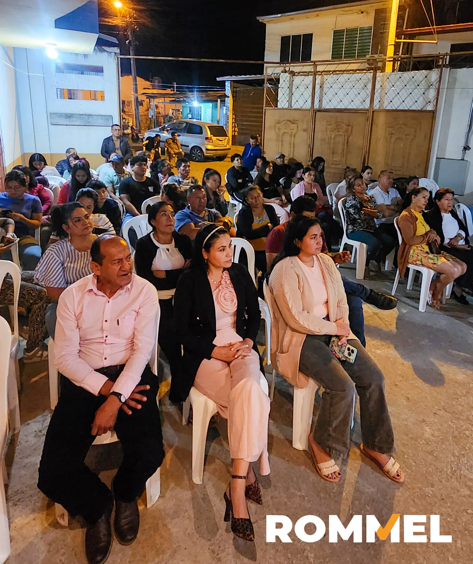 Asistentes sentados durante un encuentro ciudadano en Catamayo