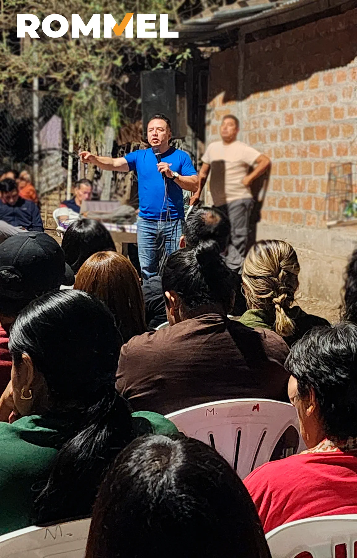 Representante comunitario hablando frente a vecinas y vecinos