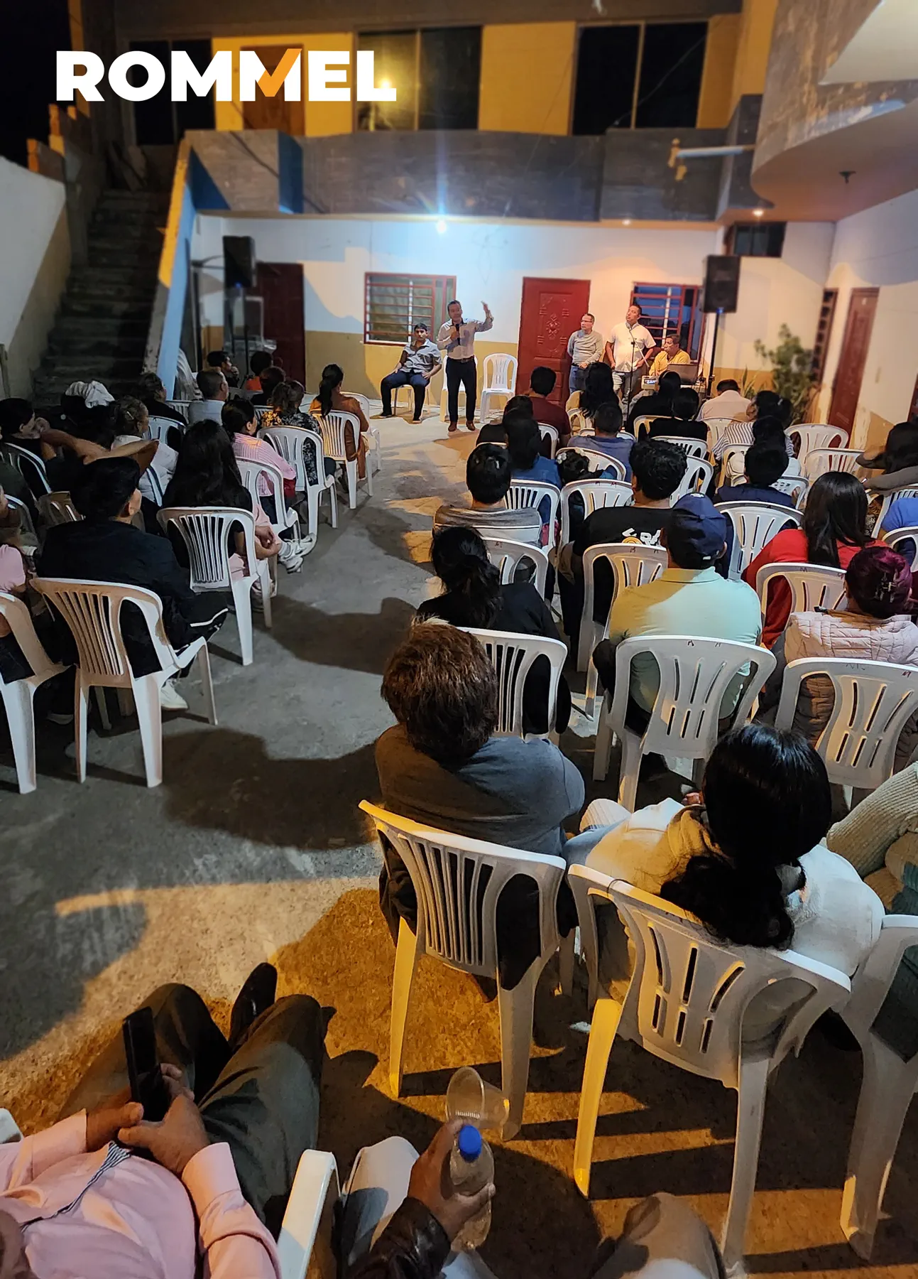 Audiencia comunitaria siguiendo una presentación al aire libre