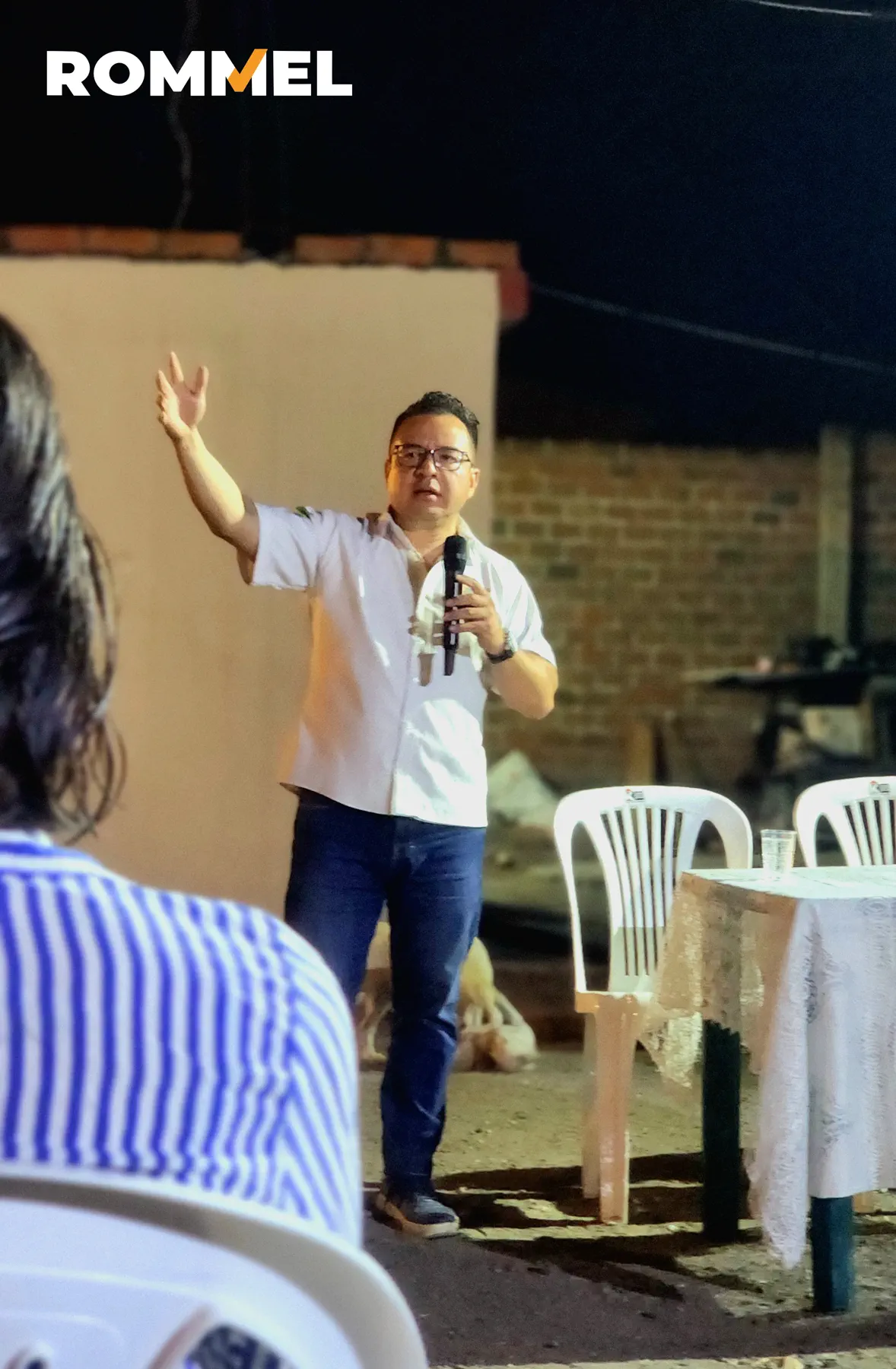 Rommel Durán hablando y levantando una mano durante una reunión