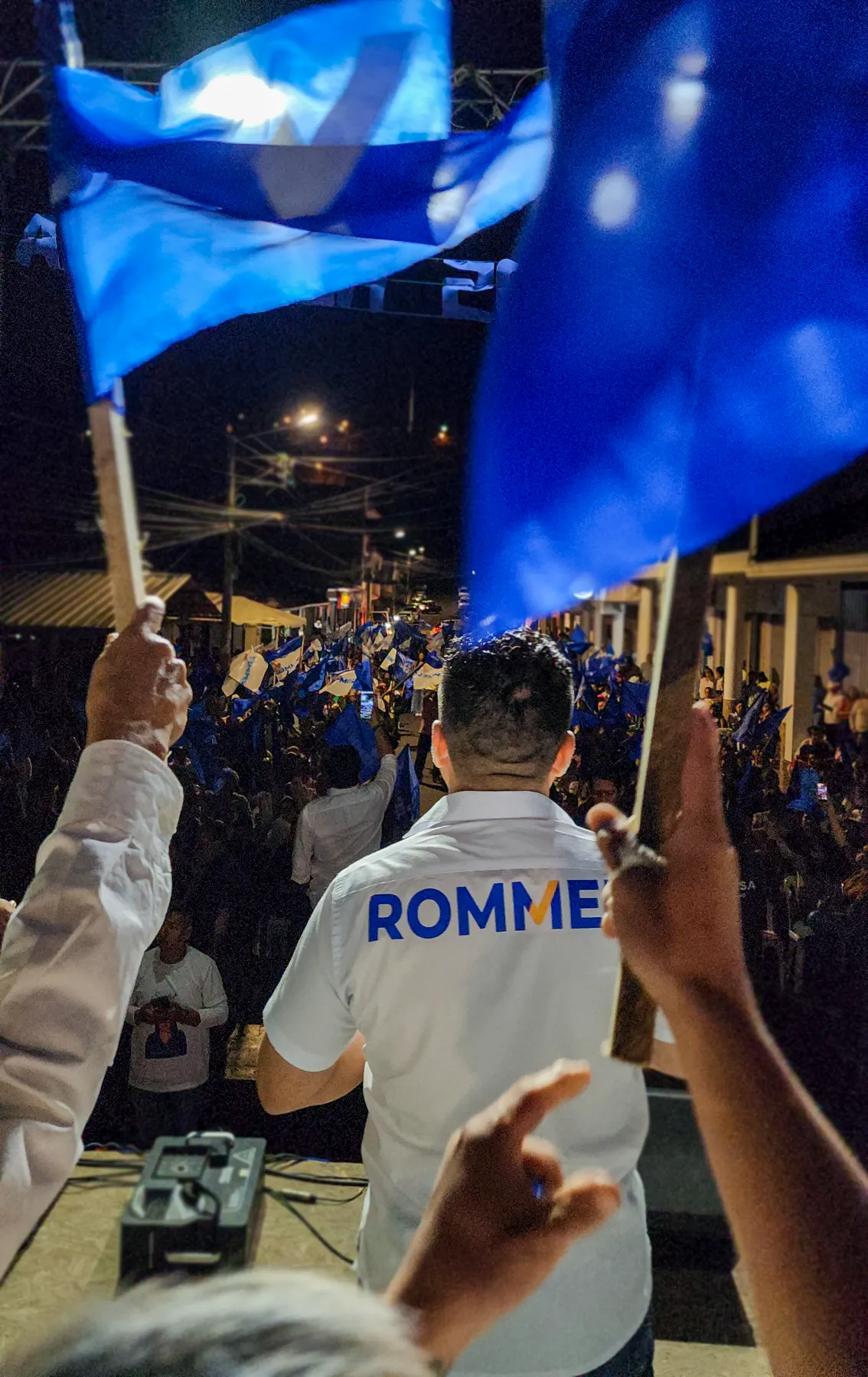 Bandera azul levantada durante un encuentro ciudadano nocturno
