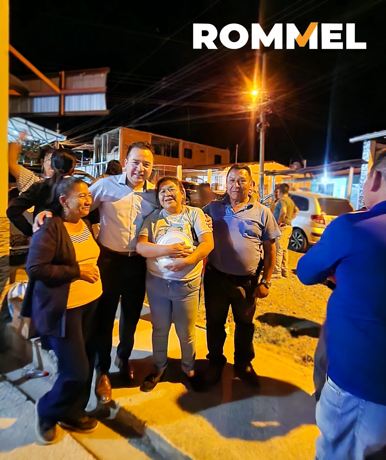 Rommel Durán acompañado por mujeres durante un recorrido nocturno